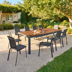 Vous recherchez une table astucieuse pour recevoir famille et amis sur votre terrasse ? La table de de jardin extensible "PAR ...