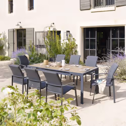 Esthétique et pratique, la table de jardin extensible "ÉVASION" Hespéride est le meuble idéal pour organiser de belles tablée ...