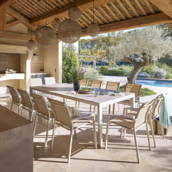 Pour réunir toute votre tribu autour d'un repas estival, optez pour la table de jardin "ÉVASION" Hespéride et appréciez son s ...