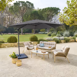 Pour ombrager un salon de jardin ou un coin repas en été, le parasol déporté rond "NAULIA" Hespéride est un accessoire de qua ...