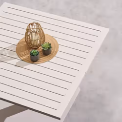 Parfaite pour les petits espaces extérieurs, la table de jardin relevable carrée "SALIMIA" Hespéride est un meuble de jardin  ...