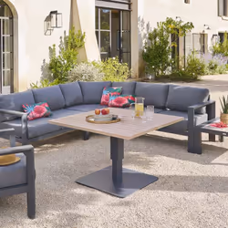Parfaite pour les petits espaces extérieurs, la table de jardin relevable carrée "SALIMIA" Hespéride est un meuble de jardin  ...
