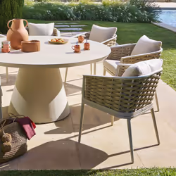 Pour aménager votre jardin ou votre balcon, craquez pour l'allure moderne de ce lot de 2 fauteuils de jardin "YCONIA" Hespéri ...