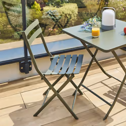 Idéale pour créer une ambiance estivale dans de petits espaces extérieurs, la chaise de jardin pliante "GREENSBORO" Hespéride ...