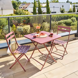 Particulièrement adaptée aux petits espaces, la table de jardin pliante carrée "GREENSBORO" Hespéride est un incontournable d ...