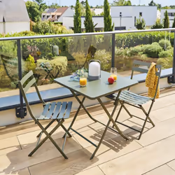 Particulièrement adaptée aux petits espaces, la table de jardin pliante carrée "GREENSBORO" Hespéride est un incontournable d ...