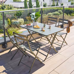 Pratique et conviviale, la table de jardin pliante rectangulaire "GREENSBORO" Hespéride est l'alliée des moments de partage e ...