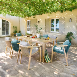 Réunissez amis et famille autour de cette table de jardin "DEONA" Hespéride pour passer des moments conviviaux. Un format rec ...