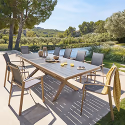 Cette table de jardin extensible "AXIOME" Hespéride vous permettra de créer un espace repas modulable et confortable. Petit c ...