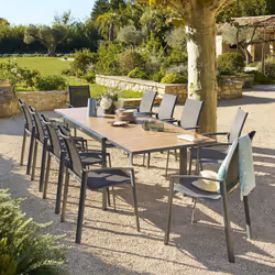Vous recherchez un meuble ingénieux pour recevoir toute votre tribu durant les beaux jours ? La table de jardin extensible co ...
