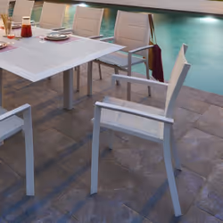 Idéal pour compléter une table d'extérieur, le fauteuil de jardin empilable "ALLURE" Hespéride allie design et praticité. Un ...