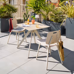Sur votre balcon ou votre terrasse, retrouvez-vous en duo autour d'un bon repas grâce à la table carrée "TERZANO" Hespéride.  ...