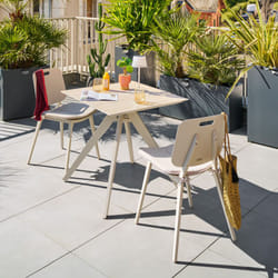 Hesperide - Table de jardin carrée Terzano vanille & argile 2 places en aluminium - Hespéride