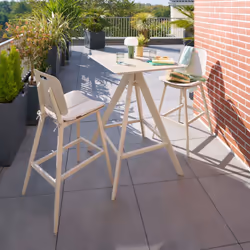 Vous rêvez d'un espace extérieur animé et joyeux ? La table haute de jardin "TERZANO" Hespéride est faite pour vous ! Un desi ...