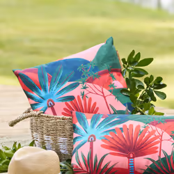 D'inspiration tropicale, le coussin déco d'extérieur "MAORIA" Stof x Hespéride est l'accessoire idéal pour parfaire un salon  ...