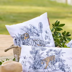 D'inspiration tropicale, le coussin déco d'extérieur "MAORIA" Stof x Hespéride est l'accessoire idéal pour parfaire un salon  ...