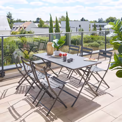 Idéale pour les petits espaces, la table de jardin pliante rectangulaire "GREENSBORO" Hespéride allie charme et modernité. Un ...