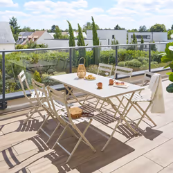 Idéale pour les petits espaces, la table de jardin pliante rectangulaire "GREENSBORO" Hespéride allie charme et modernité. Un ...