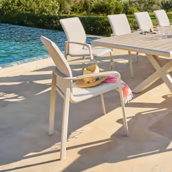 Moderne et pratique, le fauteuil de jardin empilable "DIESE" Hespéride est un modèle de confort qui conviendra aux grandes ta ...
