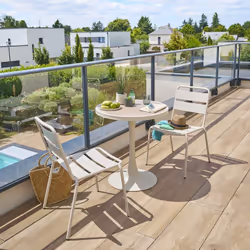 Vous avez envie de donner un look vintage à votre terrasse ? La table de jardin ronde "OVIALON" Hespéride est exactement ce q ...
