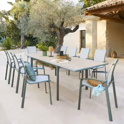 Moderne et bien pensée, la table de jardin "DILORS" Hespéride est indispensable pour recevoir sans compter tout au long de l' ...
