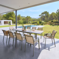 Vous recherchez un meuble ingénieux pour recevoir toute votre tribu durant les beaux jours ? La table de jardin extensible co ...