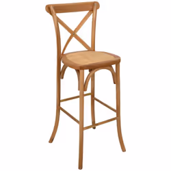 Le tabouret de bar "Isak" Atmosphera associe authenticité et praticité. Entièrement réalisé en bois de chêne, il est empilabl ...