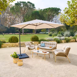 Pour ombrager un salon de jardin ou un coin repas en été, le parasol déporté rond "NAULIA" Hespéride est un accessoire de qua ...