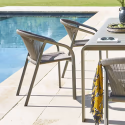 Tendance et confortable, le fauteuil de jardin empilable "RIU" Hespéride est aussi un véritable atout gain de place ! Un desi ...
