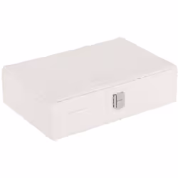 Compacte et esthétique, la boîte à bijou "Loe" Atmosphera est entièrement tendue de tissu bouclette blanc. Fermée par une att ...