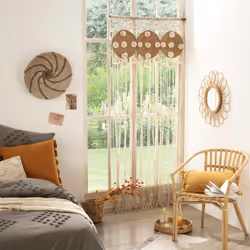 Pour cultiver l'esprit hygge et cocooning dans votre intérieur, rien de tel que ce rideau fil en macramé et jute Atmosphera. ...
