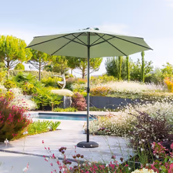 Description générale Profitez du soleil en toute sérénité avec le parasol rond Loompa, coloris vert olive, d'un diamètre de 3 ...