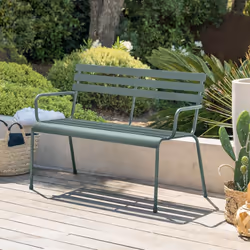 Apportez une touche vintage à votre extérieur avec le banc "Greensboro" 2 places Hespéride. Un look classique Avec ses larges ...