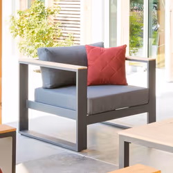Aménagez votre terrasse comme un vrai salon d'intérieur avec le fauteuil de jardin "EMPERIA" Hespéride, aux lignes contempora ...