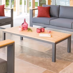 Très pratique sur la terrasse à l'heure de l'apéritif, la table basse "EMPERIA" Hespéride adopte un style contemporain épuré. ...
