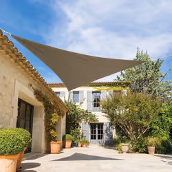 Pour créer une zone ombragée au-dessus de votre terrasse ou dans votre jardin, choisissez la voile d'ombrage triangulaire "SH ...