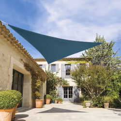 Pour créer une zone ombragée au-dessus de votre terrasse ou dans votre jardin, choisissez la voile d'ombrage triangulaire "SH ...