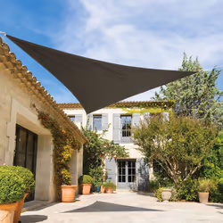 Profitez de votre extérieur tout en étant protégé du soleil avec la voile d'ombrage triangulaire "SHAE" Hespéride. Une altern ...