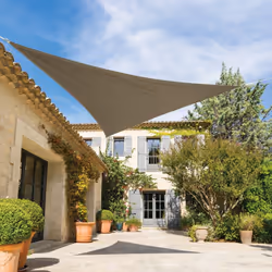 Profitez de votre extérieur tout en étant protégé du soleil avec la voile d'ombrage triangulaire "SHAE" Hespéride. Une altern ...