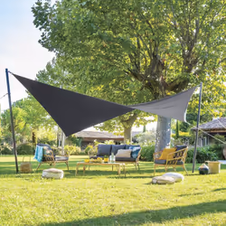 Habillez votre espace extérieur avec originalité en choisissant la voile d'ombrage "SHAE" Hespéride pour vous protéger du sol ...