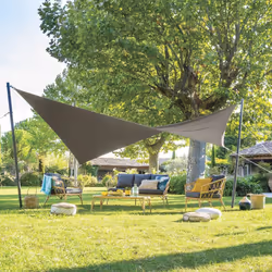 Habillez votre espace extérieur avec originalité en choisissant la voile d'ombrage "SHAE" Hespéride pour vous protéger du sol ...