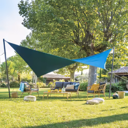 Habillez votre espace extérieur avec originalité en choisissant la voile d'ombrage "SHAE" Hespéride pour vous protéger du sol ...