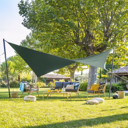 Habillez votre espace extérieur avec originalité en choisissant la voile d'ombrage "SHAE" Hespéride pour vous protéger du sol ...
