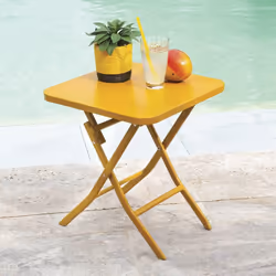 Optez pour la table d'appoint pliante Greensboro en coloris ocre de la marque Hespéride. Idéale pour poser votre verre ou vot ...