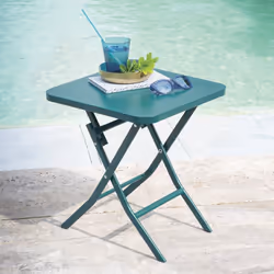 Idéale pour aménager un petit espace extérieur, la table d'appoint de jardin carrée "GREENSBORO" Hespéride allie design et pr ...