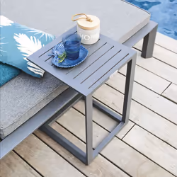 La table d'appoint de jardin carrée "ÉVASION" Hespéride se rendra très vite indispensable cet été. Une ligne épurée Pensée co ...