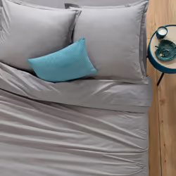 Description générale Cette housse de couette de couleur grise en 240x220 cm est fabriquée en 100% coton, offrant confort et é ...