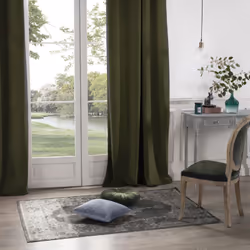 Description générale Ce rideau occultant en velours kaki de la marque Atmosphera est idéal pour habiller vos fenêtres avec él ...