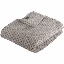 Adoptez le plaid imprimé "otto" Atmosphera pour équiper votre intérieur ! Basique indispensable, il se mariera idéalement ave ...