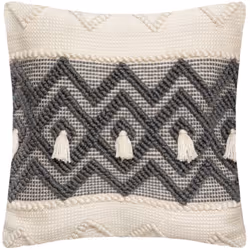 Vous rêvez d'une atmosphère ethnique ou bohème ? Ce coussin Atmosphera de la gamme "R.O.W." ("Recycle Our Waste") en plastiqu ...